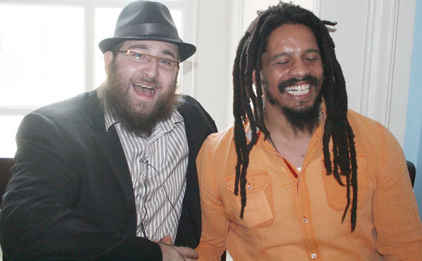 Rapper Hassidic DeScribe dan Rohan Marley mengobrol sebelum konferensi pers pemutaran perdana lagu baru DeScribe.