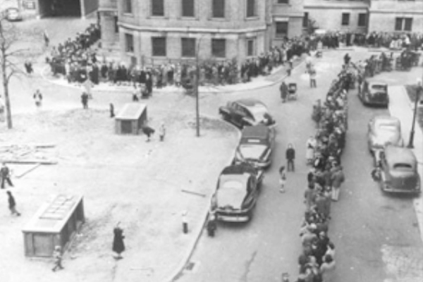 New Yorkers lined up for the smallpox vaccine in '47.